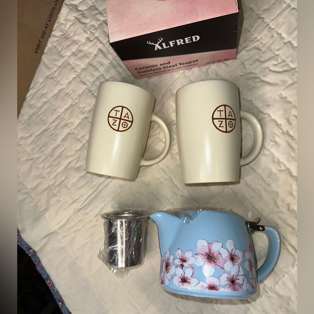 Ceramic Teapot 2 Starbucks 2012  Tazo tea mugs